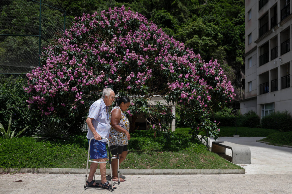 mulheres-sao-92%-dos-cuidadores-de-idosos-no-brasil
