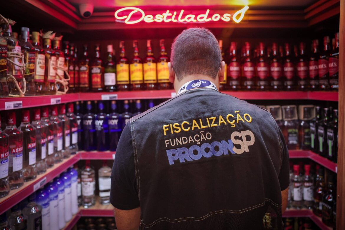 mais-tres-estabelecimentos-sao-interditados-por-suspeita-de-venda-de-bebida-com-metanol-em-sp