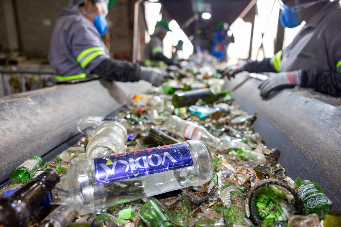 falta-de-fiscalizacao-no-descarte-das-garrafas-facilita-falsificacao-de-bebidas-com-metanol