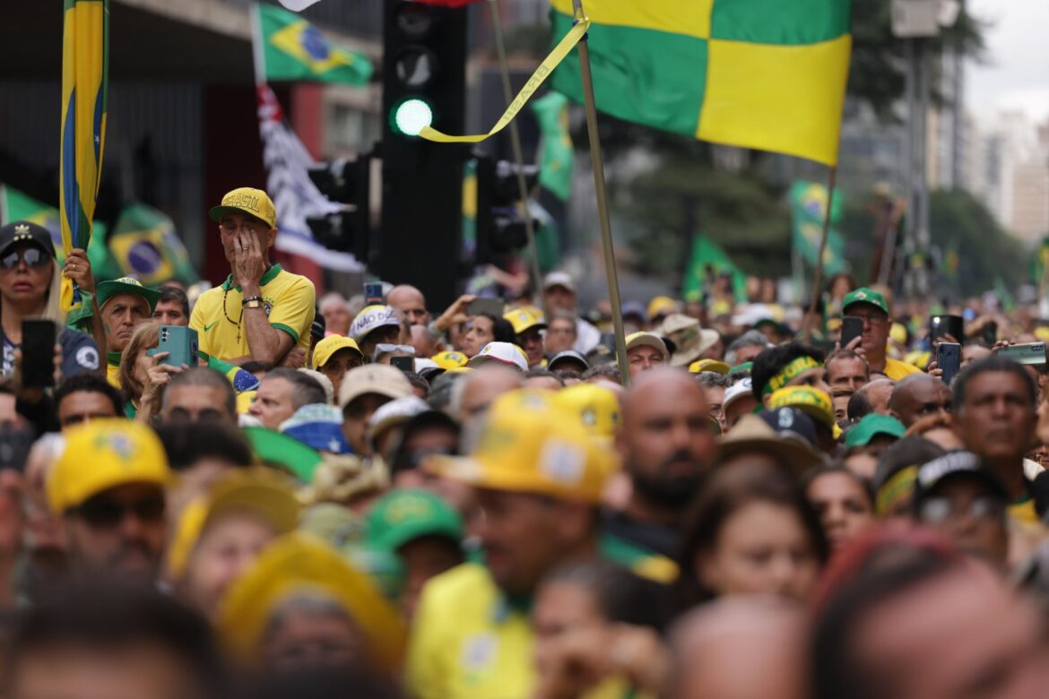 bolsonaristas-voltam-as-ruas-e-evitam-rivalizar-com-protestos-anti-blindagem;-entenda