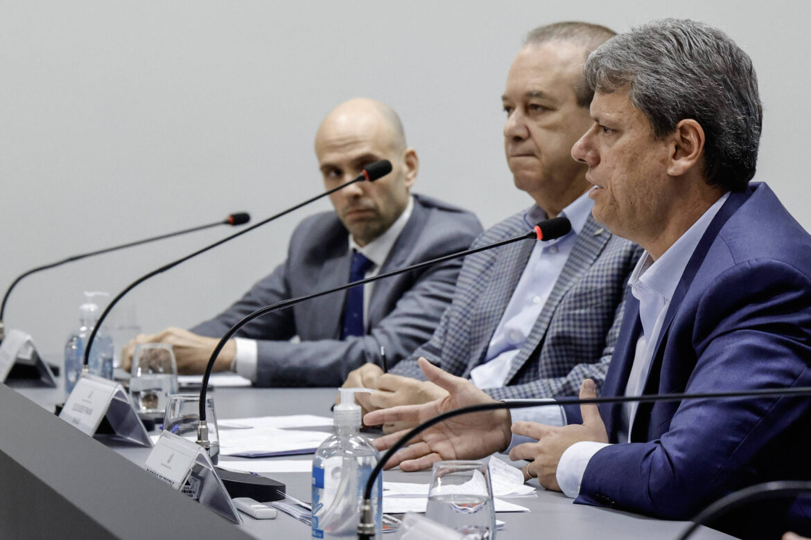 vou-me-preocupar-quando-falsificarem-a-coca-cola,-diz-tarcisio-sobre-bebidas-adulteradas