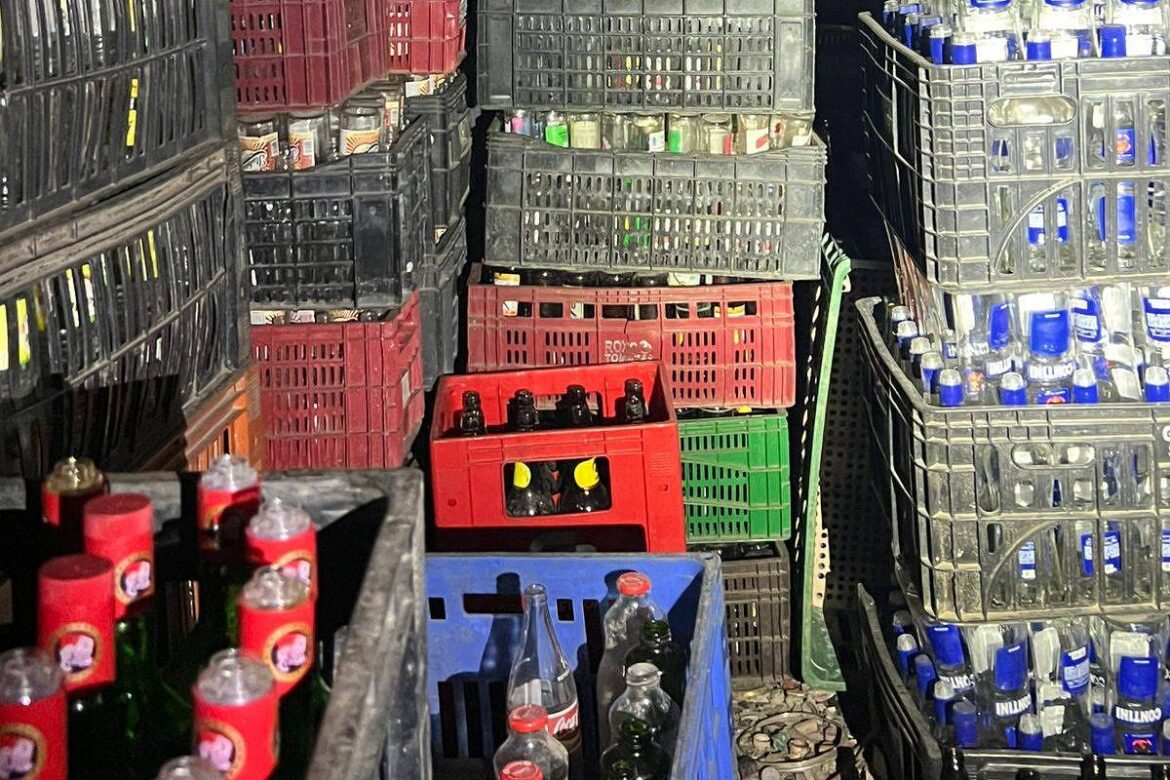 policia-civil-apreende-mais-de-100-mil-garrafas-de-bebidas-vazias-em-galpao-clandestino-em-sp