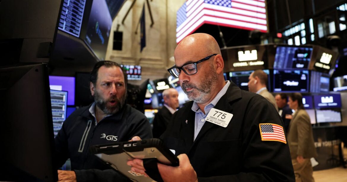 wall-street-recua-de-recordes-de-fechamento-e-cai-por-temores-economicos-crescentes