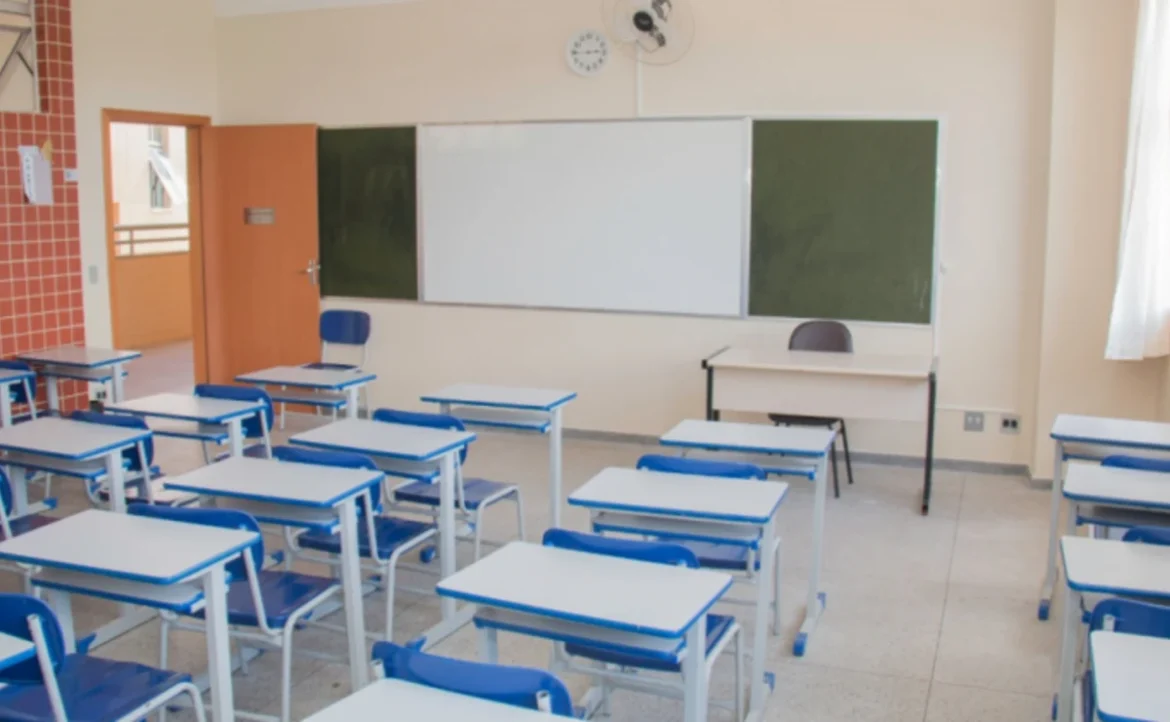 professor-e-vitima-de-ataque-constrangedor-e-fica-so-de-cueca-em-escola-de-bh