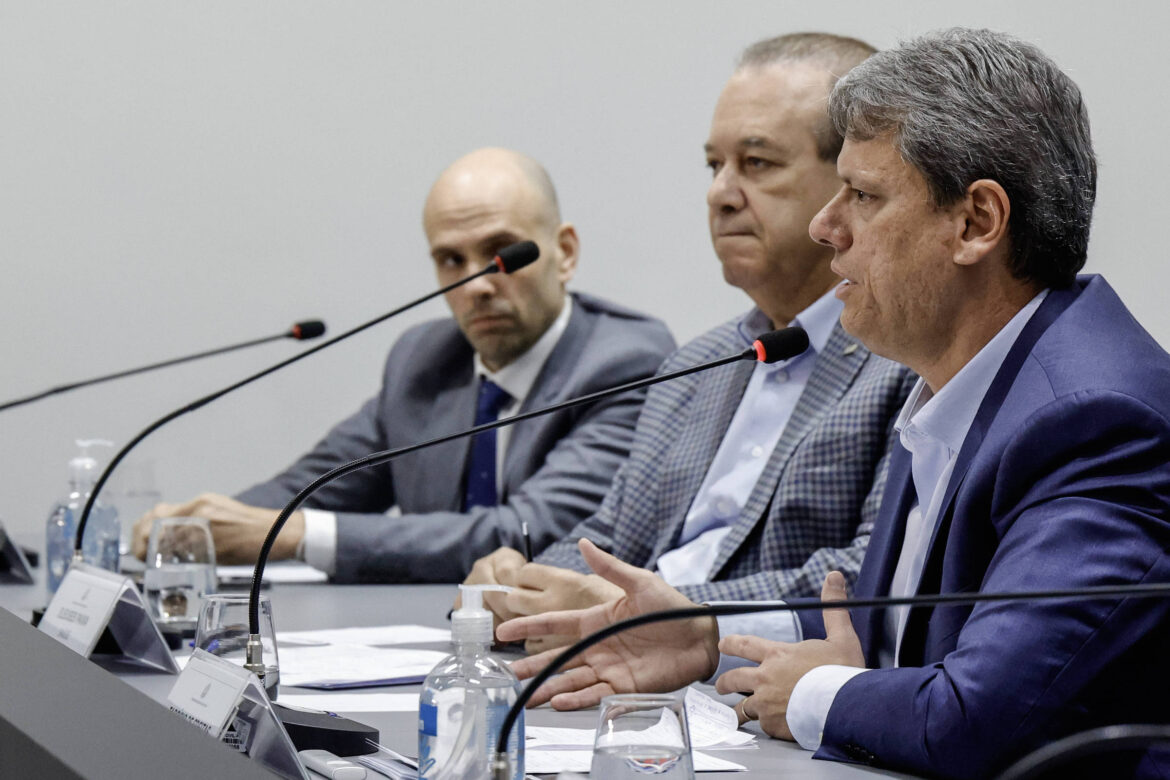 tarcisio-diz-que-justica-autorizou-destruicao-de-garrafas-apreendidas-em-operacoes-contra-metanol