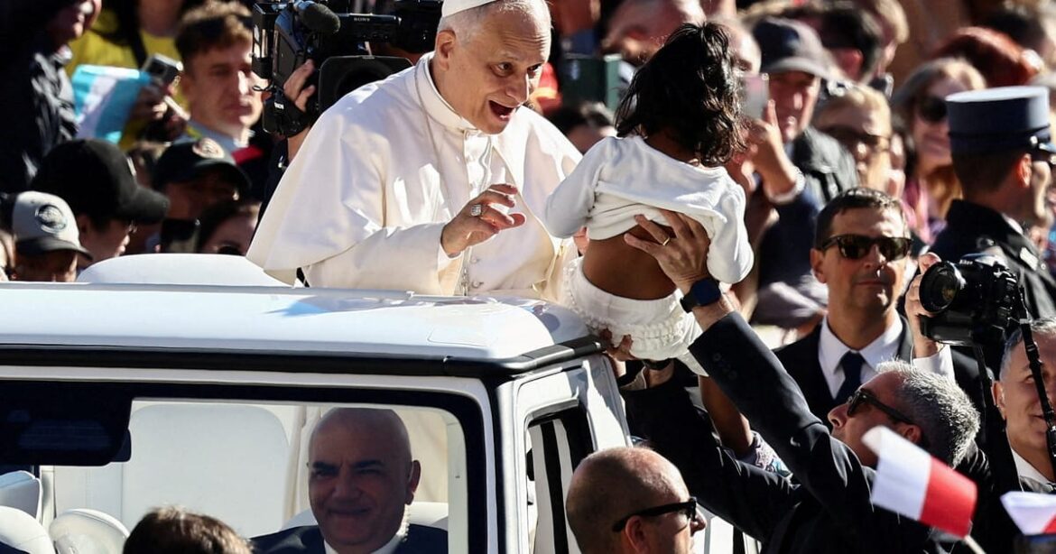 papa-leao-invoca-criticas-as-politicas-de-trump-em-primeiro-grande-documento