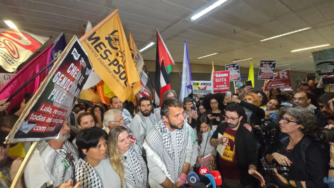 ativistas-brasileiros-que-tentaram-levar-ajuda-a-gaza-chegam-ao-pais-e-denunciam-tortura-de-israel