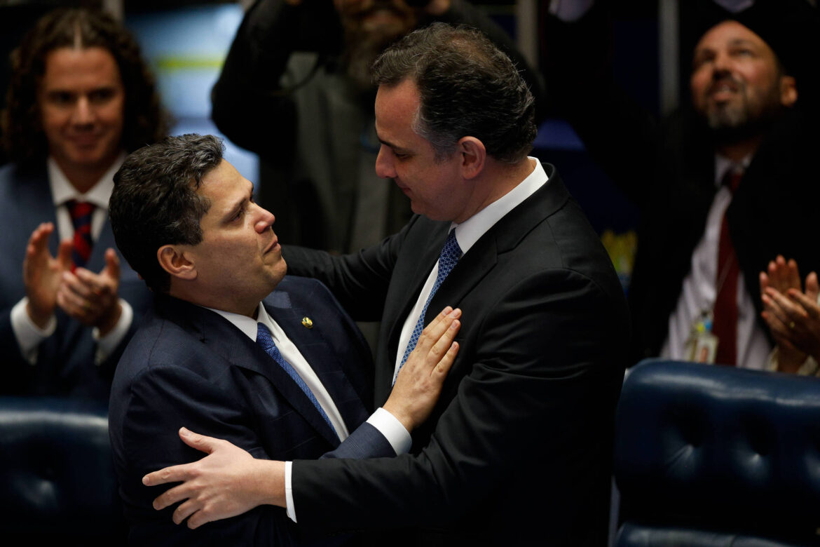 alcolumbre-se-entusiasma-com-eventual-indicacao-ao-stf-de-pacheco,-que-vive-dilema-com-mg