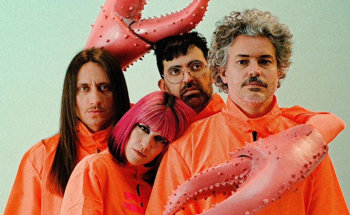 supercombo-apresenta-nova-turne-no-palco-da-opera-de-arame,-em-curitiba