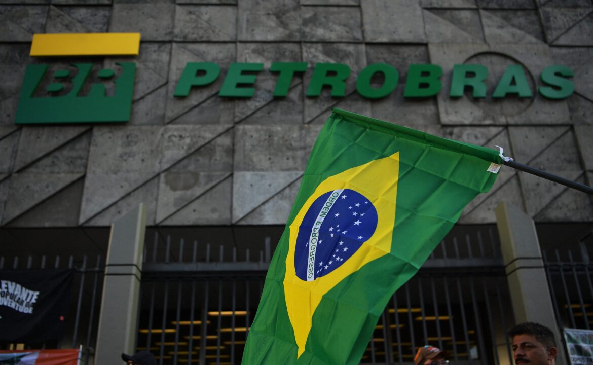mesmo-com-queda-do-petroleo,-petrobras-mantem-preco-da-gasolina-e-lucro-de-distribuidoras-cresce
