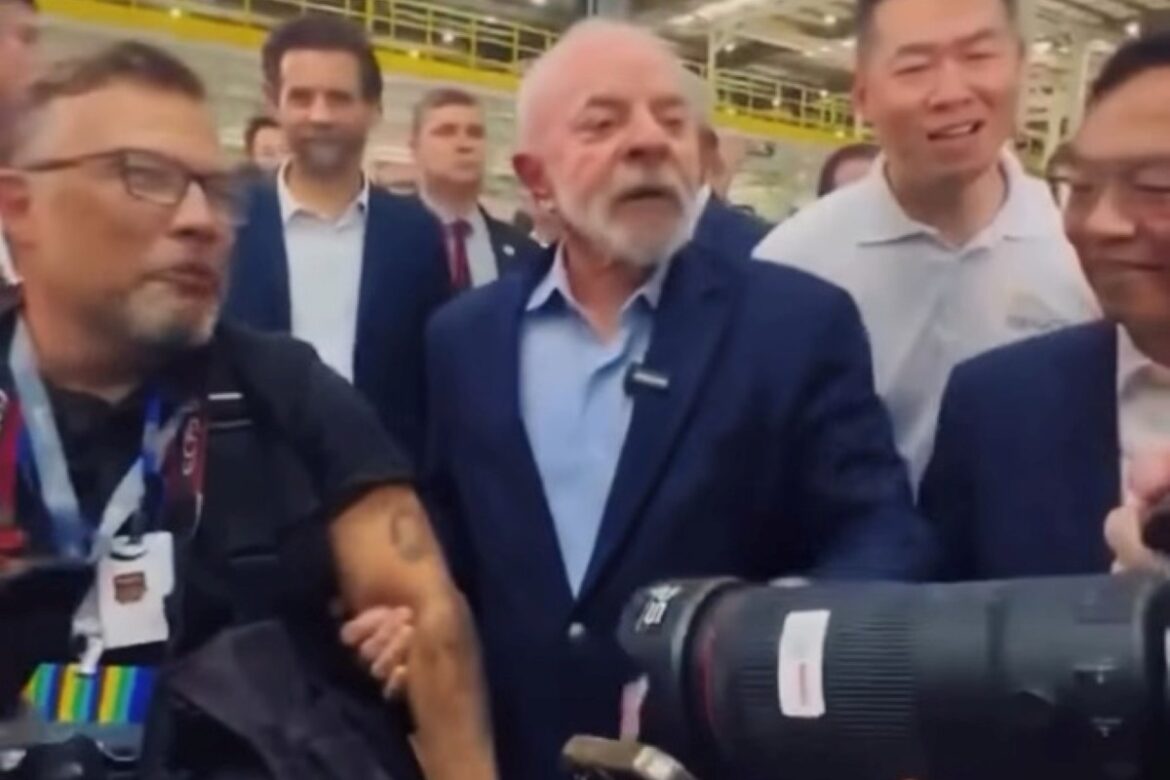 lula-e-surpreendido-com-tatuagem-e-declaracao-de-amor-em-evento