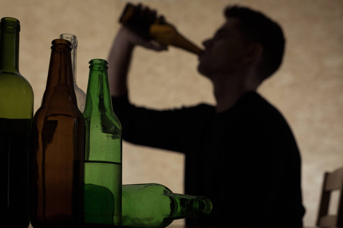 alta-de-mortes-de-jovens-por-suicidio-e-uso-de-drogas-e-alcool-e-crise-emergente,-alerta-estudo-global