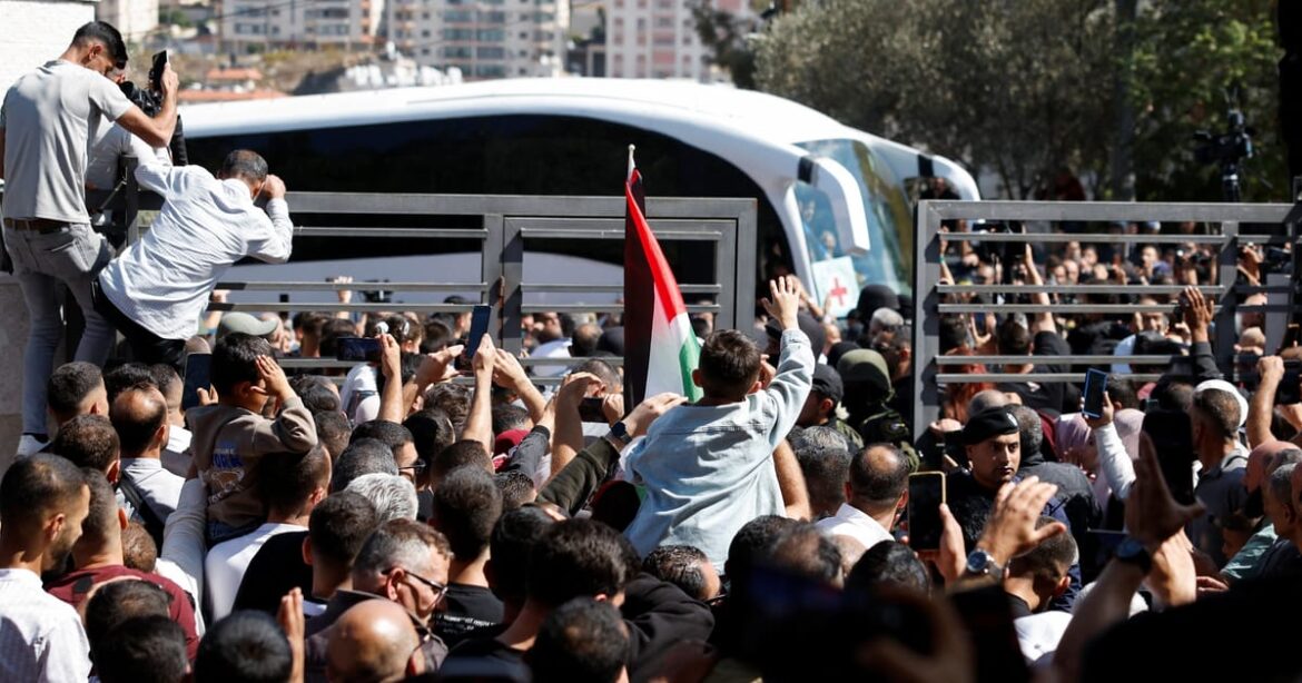 hamas-troca-ultimos-refens-israelenses-por-prisioneiros-palestinos;-trump-diz-que-guerra-de-gaza-acabou