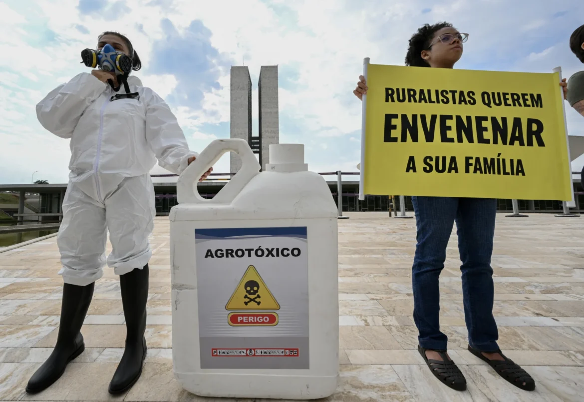 veneno-tipo-exportacao:-venda-de-agrotoxicos-banidos-em-paises-europeus-explode-e-brasil-e-o-maior-consumidor