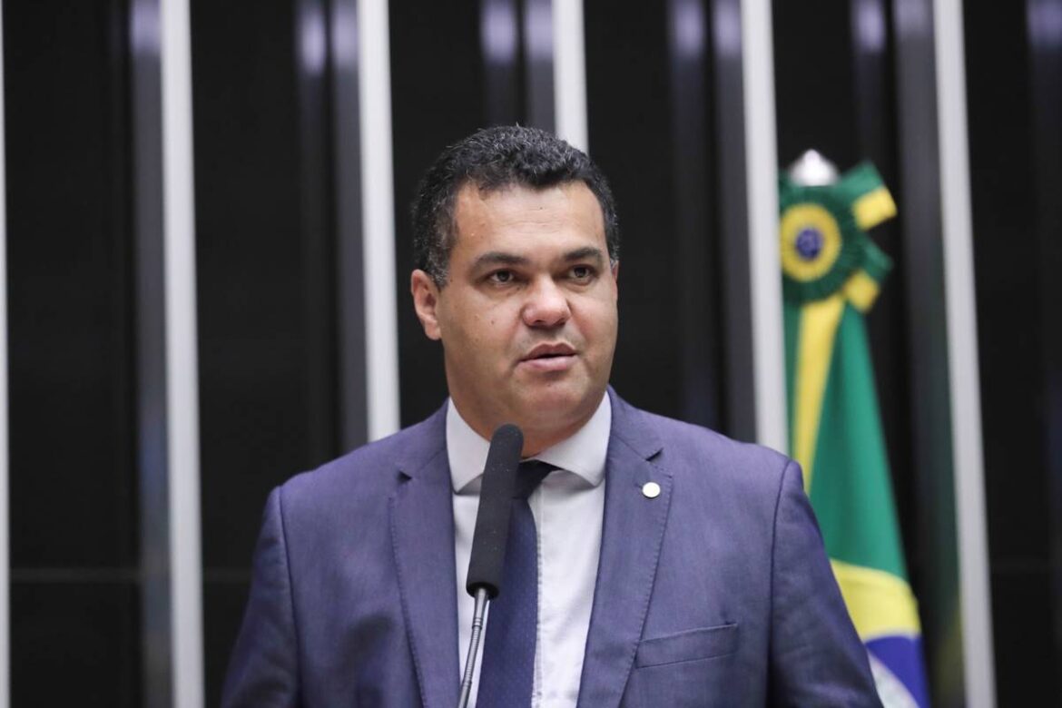overclean:-pf-aborda-deputado-do-uniao-no-aeroporto-e-apreende-celular