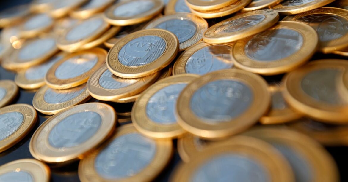 taxas-dos-dis-acompanham-perda-de-forca-do-dolar-e-recuam-apos-discurso-de-powell