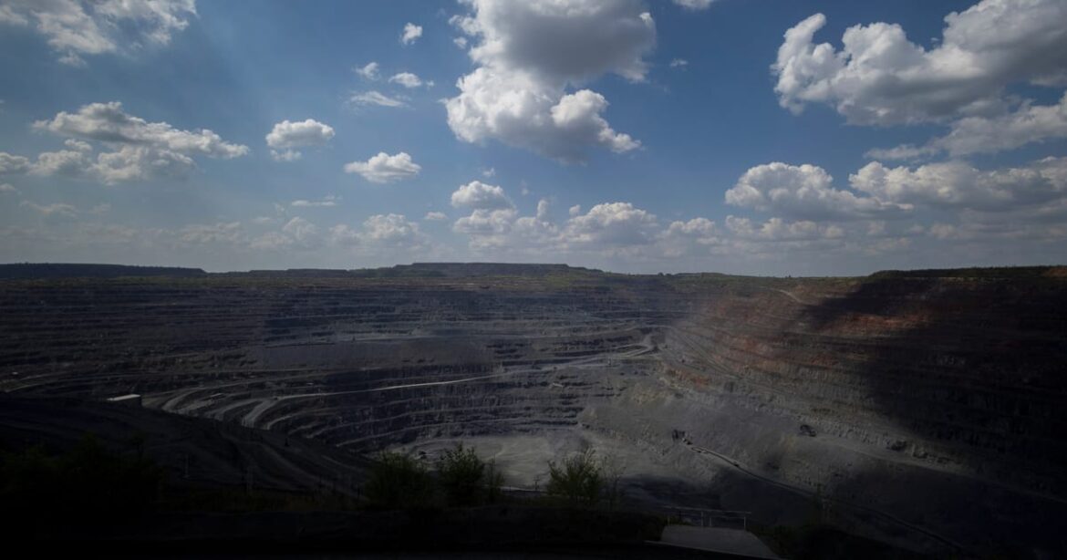 minerio-de-ferro-amplia-queda-com-preocupacoes-comerciais-eua-china-e-alta-de-estoques-de-aco