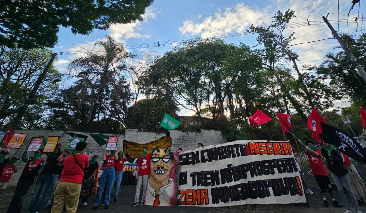 movimento-brasil-popular-faz-protesto-na-casa-de-zema-e-denuncia-fome-em-mg