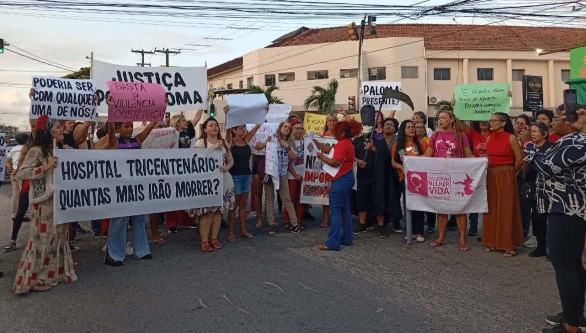 em-olinda,-mulheres-protestam-contra-hospital-catolico-acusado-de-negligenciar-paciente-que-sangrou-ate-a-morte