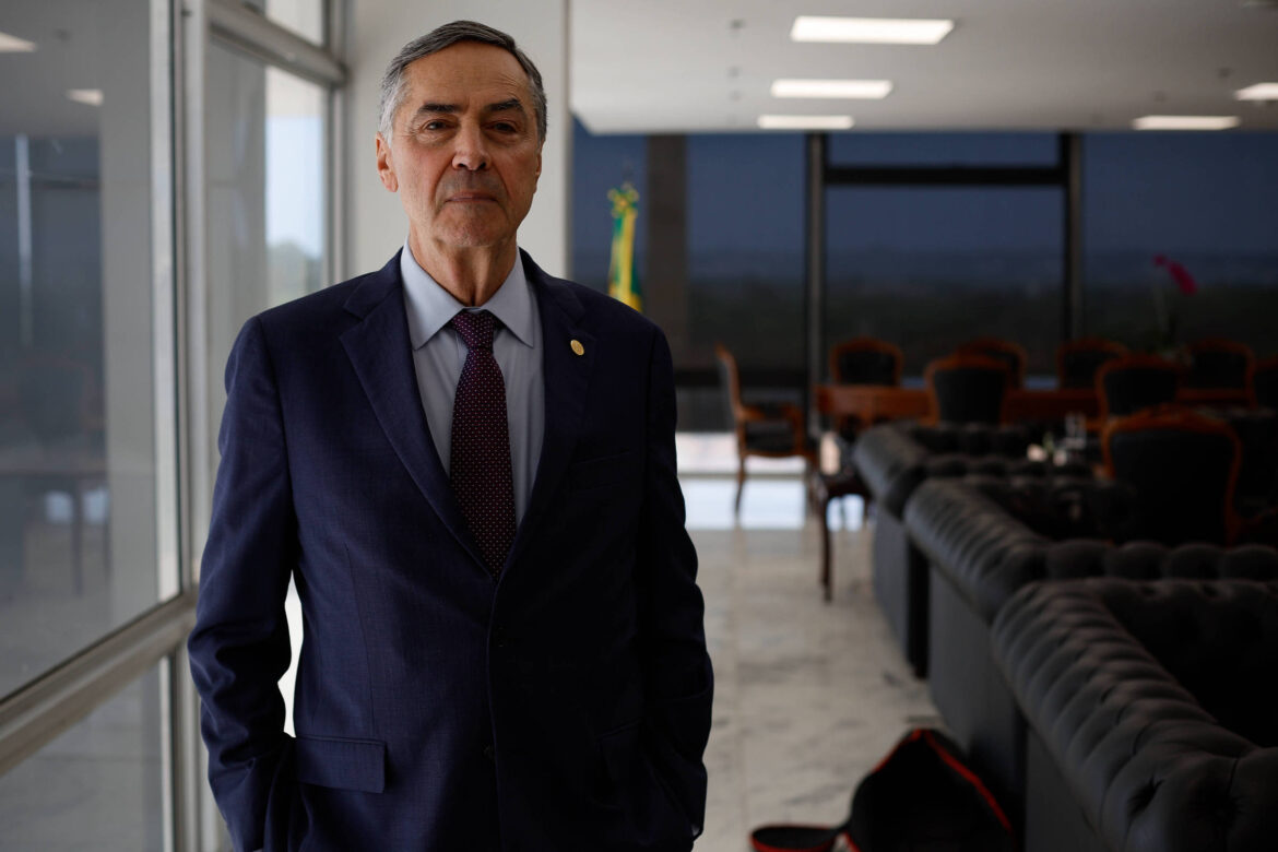 lula-assina-aposentadoria-de-barroso,-que-deixara-stf-no-sabado-(18)