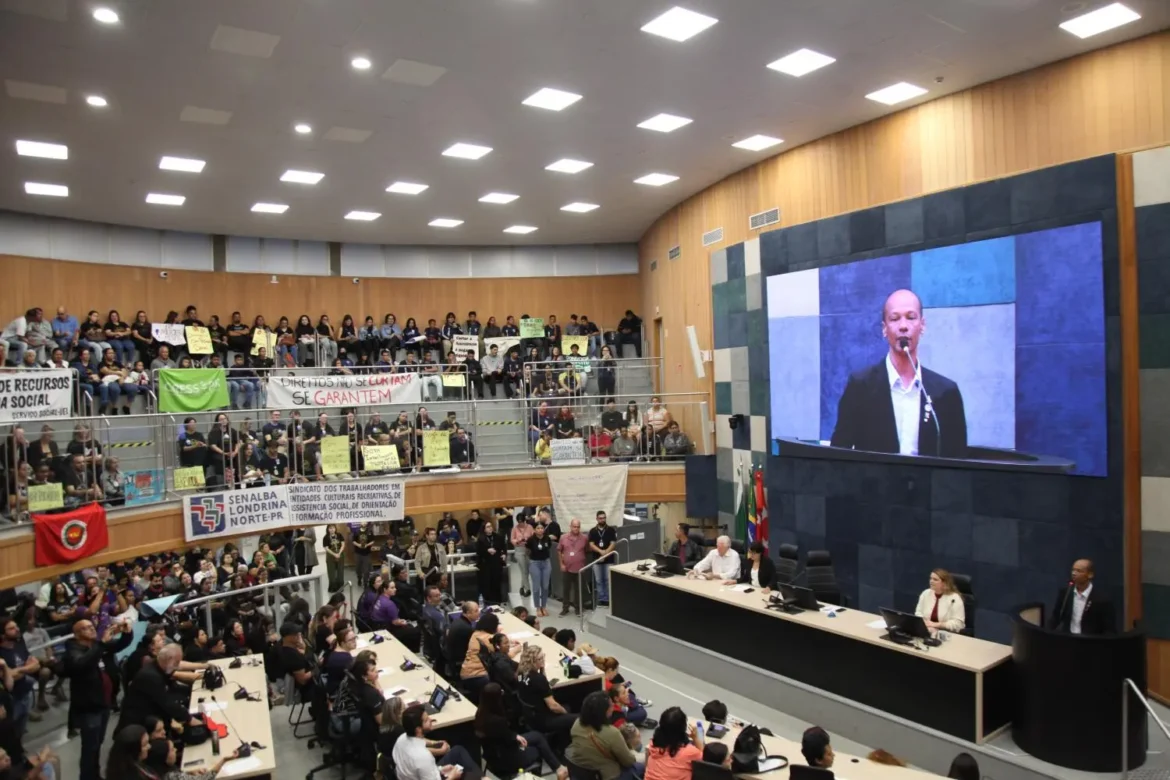 entidades-lotam-plenario-da-camara-de-londrina-(pr)-contra-corte-no-orcamento-da-assistencia-social;-secretaria-nao-comparece