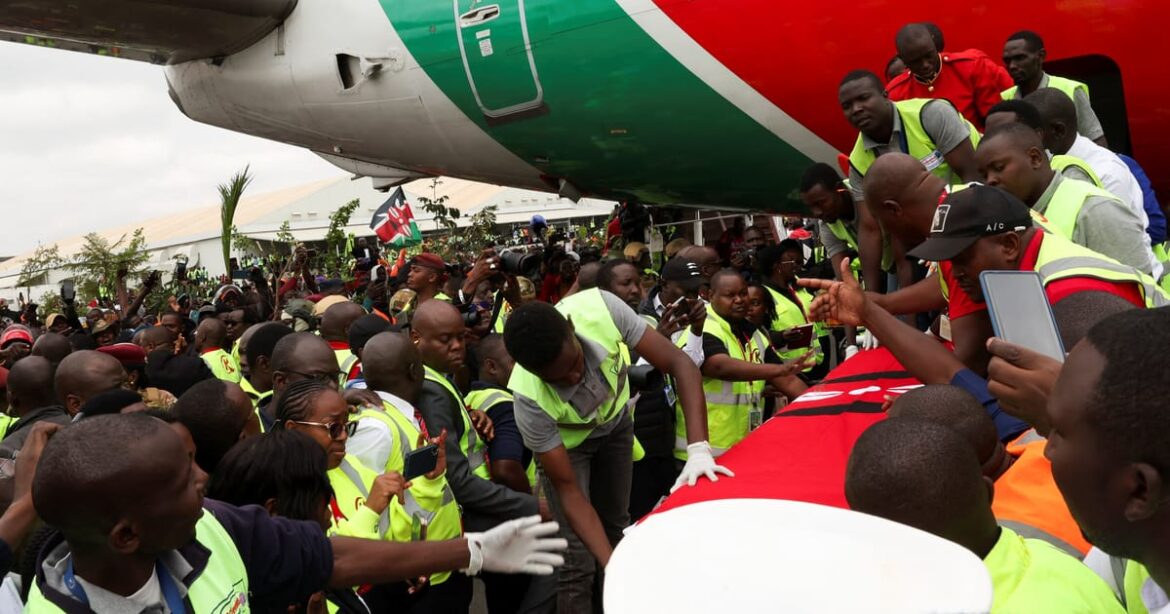 forcas-quenianas-atiram-para-o-alto-e-lancam-gas-lacrimogeneo-para-dispersar-multidao-no-velorio-de-odinga