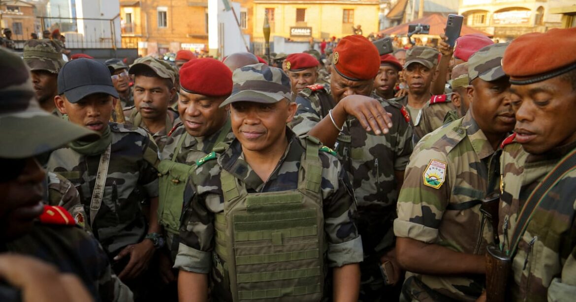 coronel-do-exercito-planeja-liderar-madagascar-apos-golpe-que-destituiu-presidente-civil