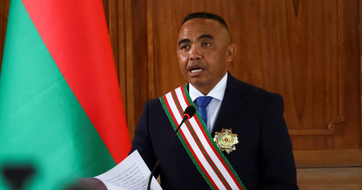 lider-do-golpe-de-estado-em-madagascar-randrianirina-toma-posse-como-presidente