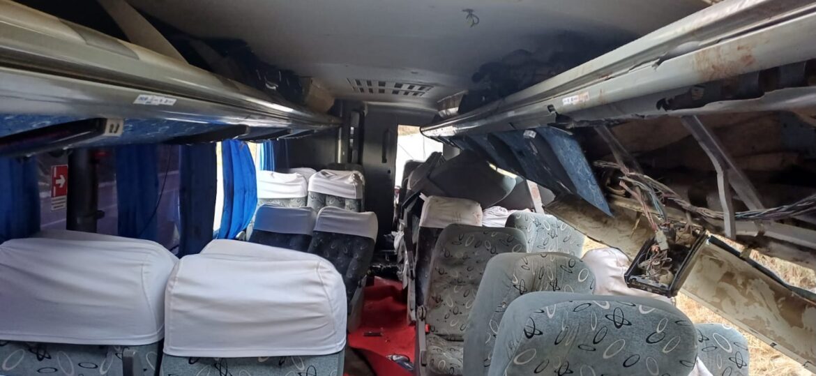 passageiros-foram-arremessados-de-onibus-que-tombou-e-matou-15-em-pe
