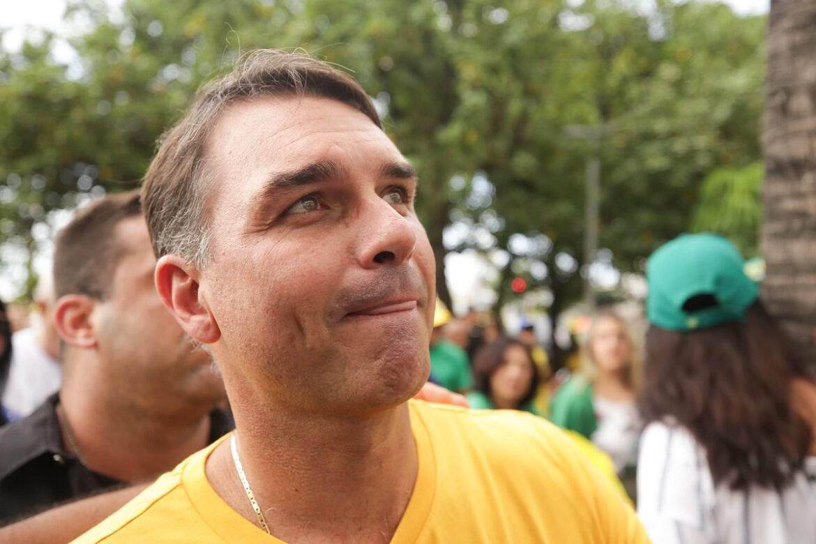 flavio-bolsonaro-visita-tumulo-de-olavo-de-carvalho.-faz-muita-falta