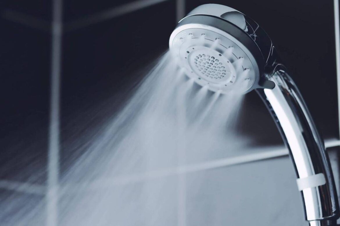bilhoes-de-microbios-se-escondem-no-seu-chuveiro-–-como-se-proteger-deles