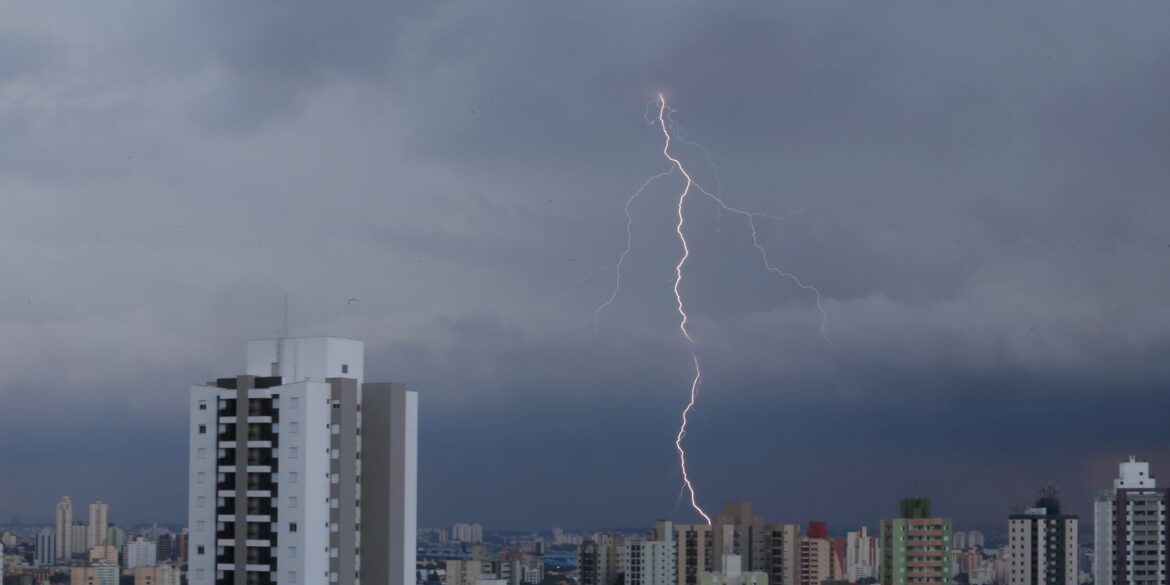 ventos-fortes-em-sp-derrubam-cobertura-de-arena-e-deixam-8-feridos