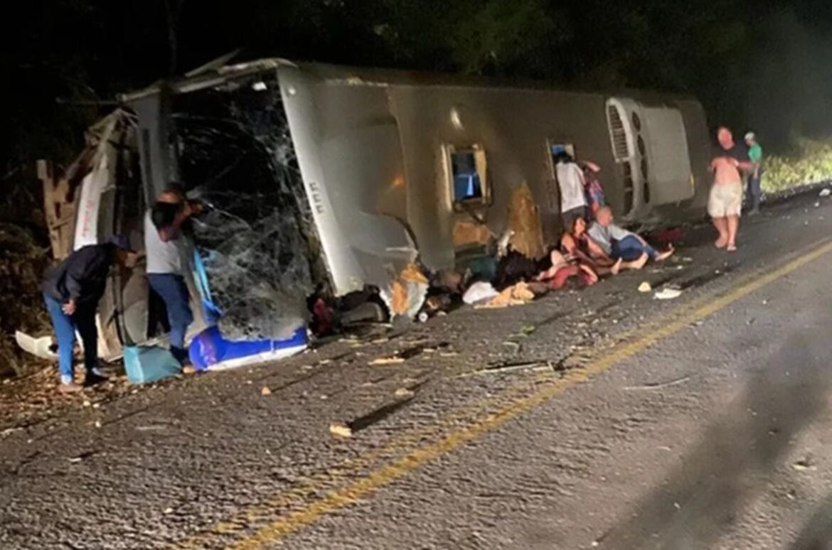 policia-identifica-corpos-dos-17-mortos-em-acidente-com-onibus-em-pe