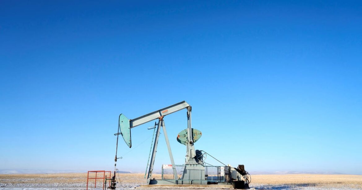 petroleo-atinge-minima-de-5-meses-com-aumento-dos-temores-com-excesso-de-oferta