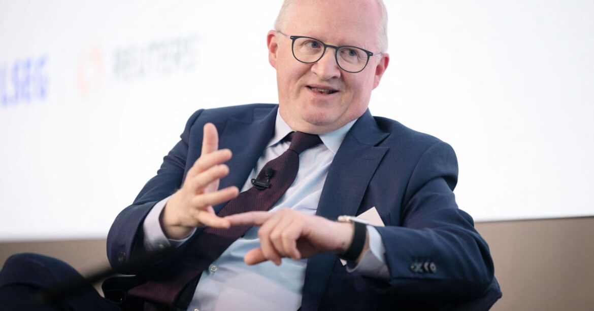 economista-chefe-do-bce-destaca-risco-do-dolar-para-bancos-em-meio-a-turbulencia-tarifaria