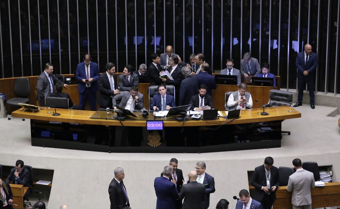 camara-aprova-pena-de-ate-30-anos-a-quem-obstruir-vias-para-cometer-crimes