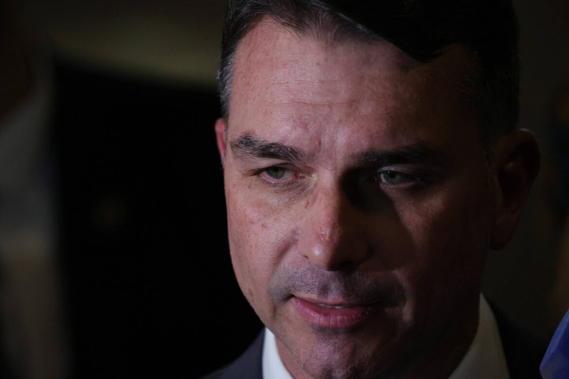 flavio-bolsonaro-sugere-que-eua-ataquem-embarcacoes-com-drogas-no-rio-de-janeiro