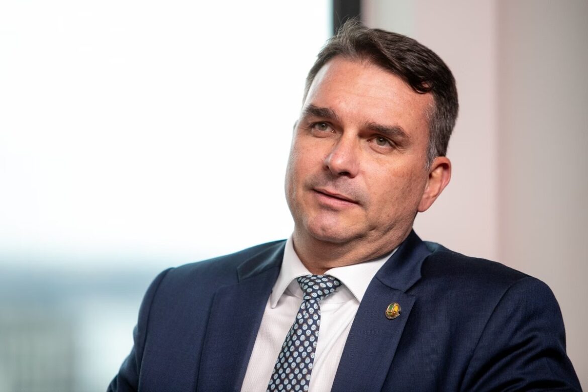 flavio-bolsonaro-expoe-o-patriotismo-da-familia:-explodir-o-proprio-pais