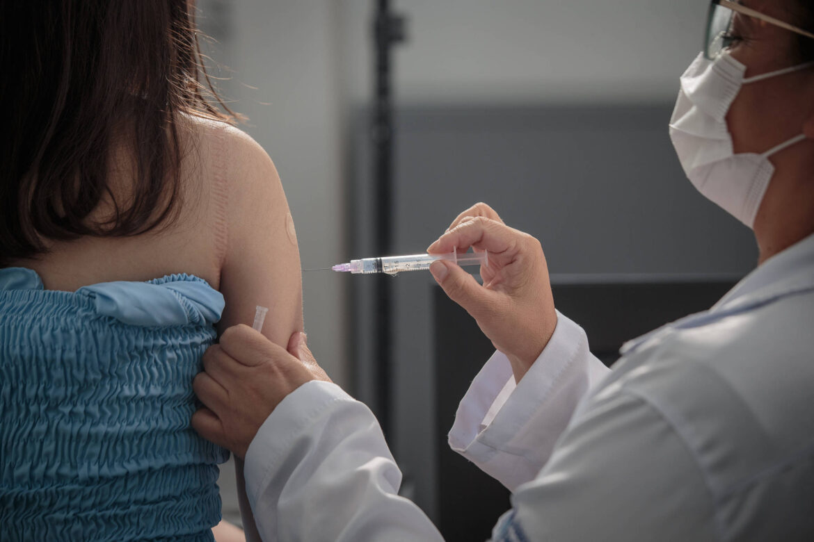 vacinas-de-mrna-contra-covid-prolongam-vida-de-pacientes-com-cancer,-diz-estudo