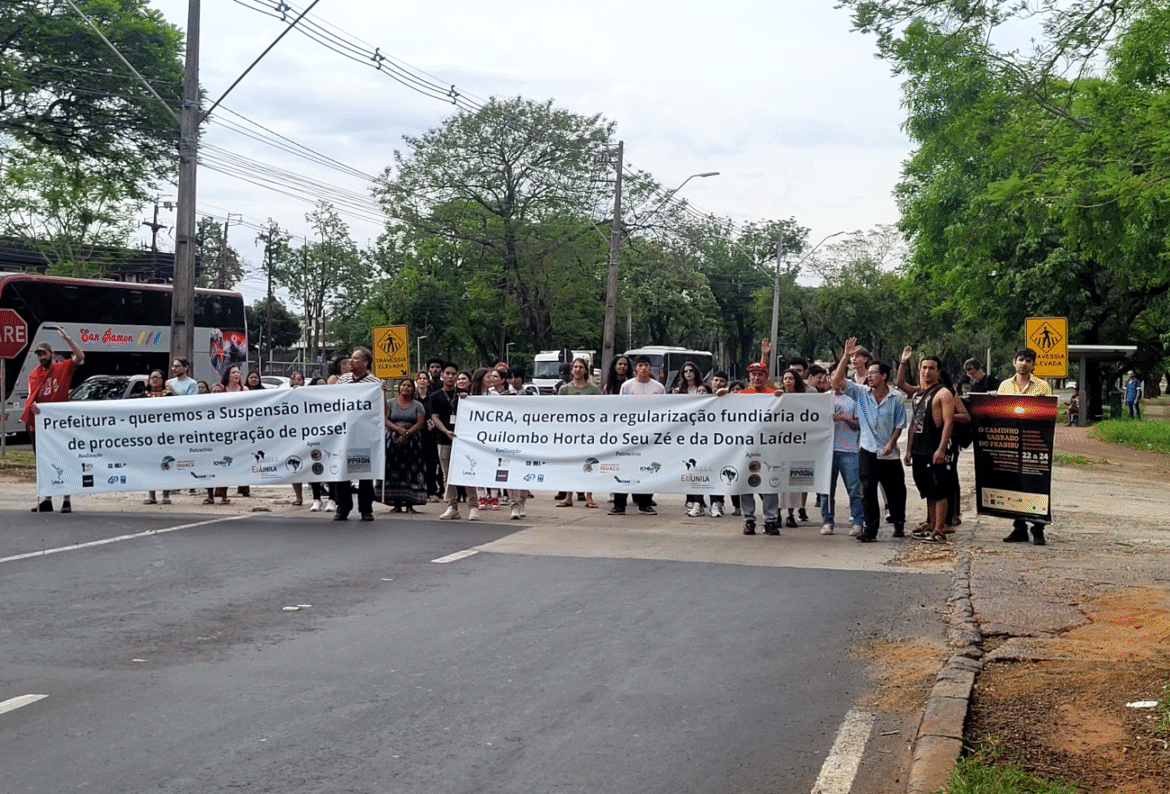 participantes-de-seminario-realizam-manifestacao-em-apoio-a-quilombo-ameacado-de-despejo-em-foz-do-iguacu-(pr)