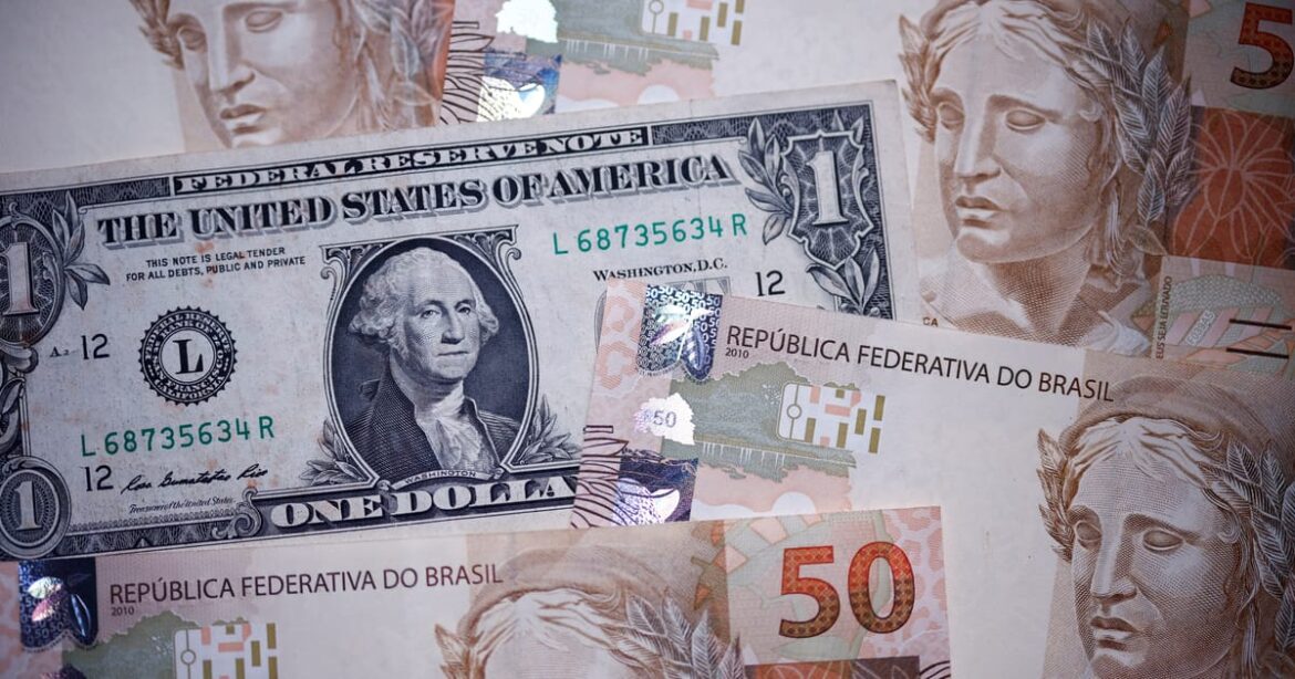 dolar-a-vista-fecha-em-alta-de-0,14%,-a-r$5,3930-na-venda