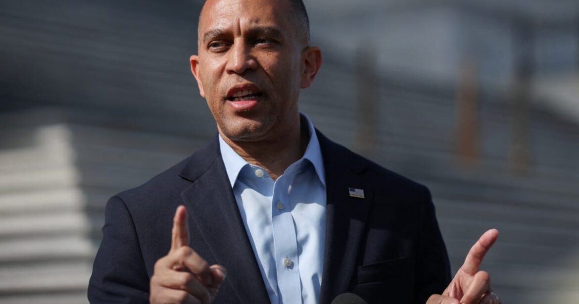 jeffries-encerra-suspense-e-apoia-mamdani-na-disputa-pela-prefeitura-de-nova-york