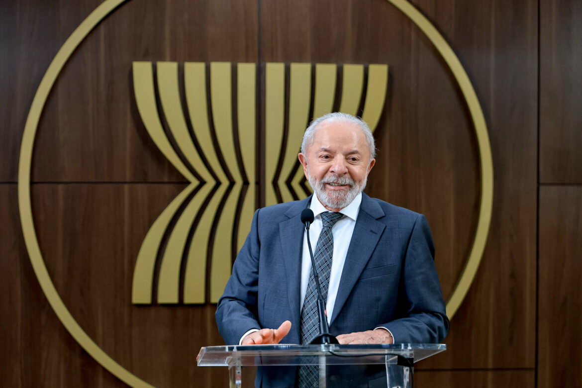 lula-consolida-lideranca-politica-enquanto-direita-segue-sem-nome-para-2026,-aponta-cientista-politico