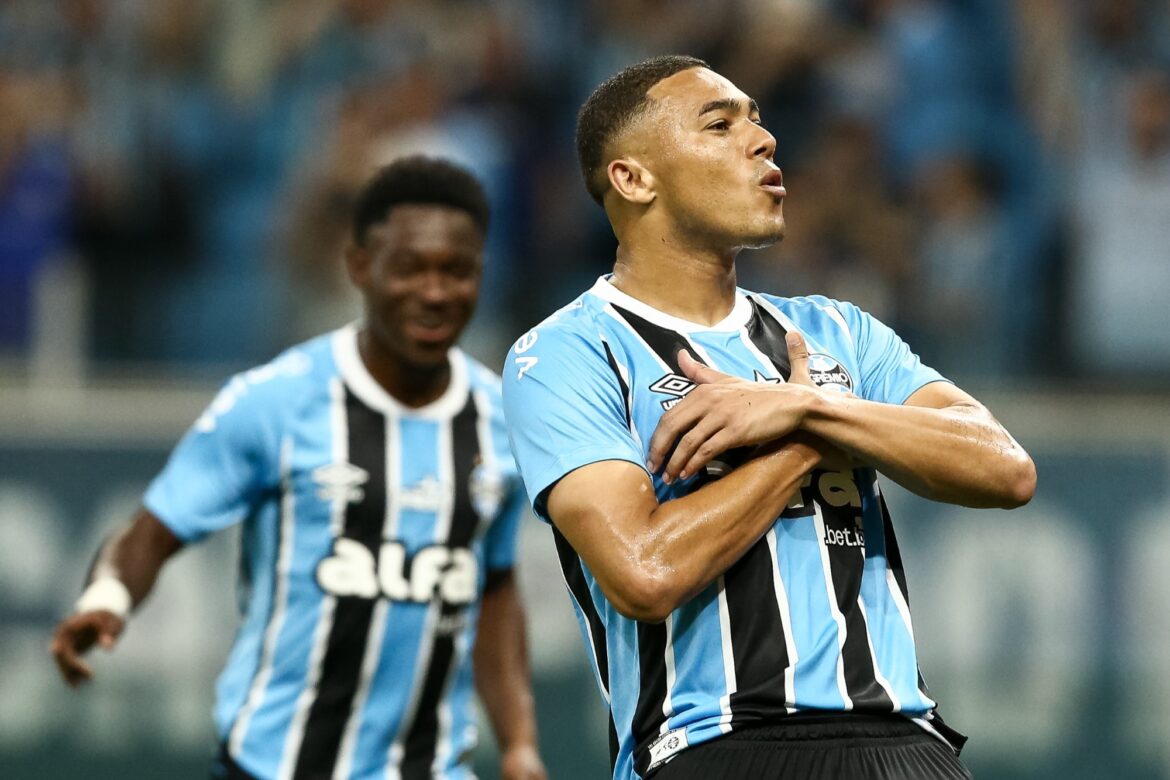 com-show-de-carlos-vinicius,-gremio-derrota-juventude-pelo-brasileirao