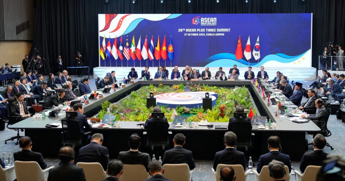 china-pressiona-por-lacos-economicos-e-comerciais-mais-fortes-apos-trump-deixar-a-cupula-da-asean