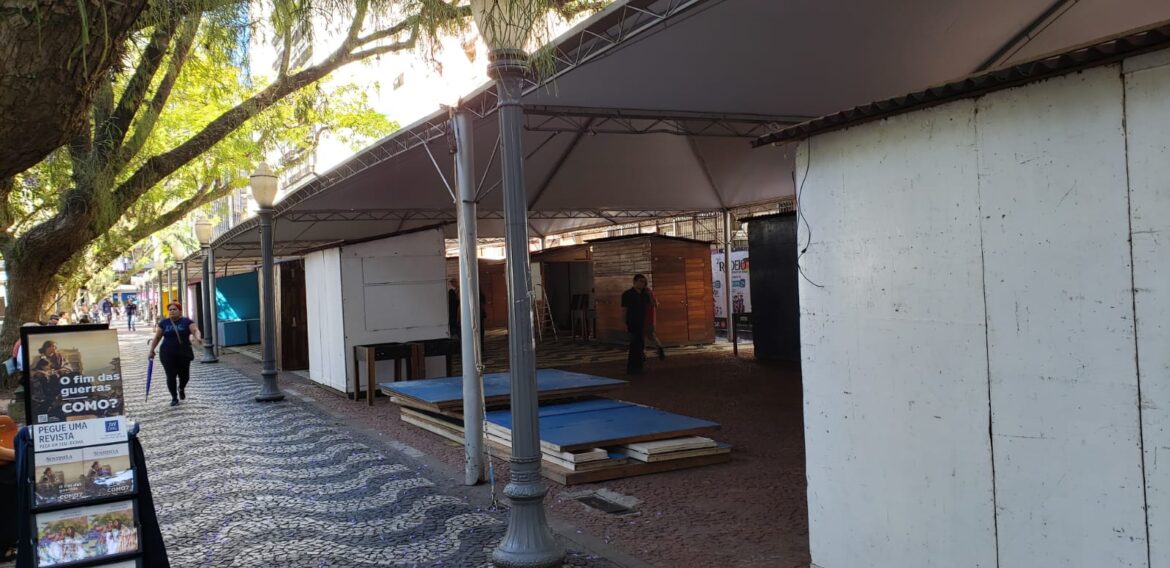 obras-da-71a-edicao-da-feira-do-livro-de-porto-alegre-estao-na-reta-final-para-o-evento-que-comeca-na-sexta-(31)