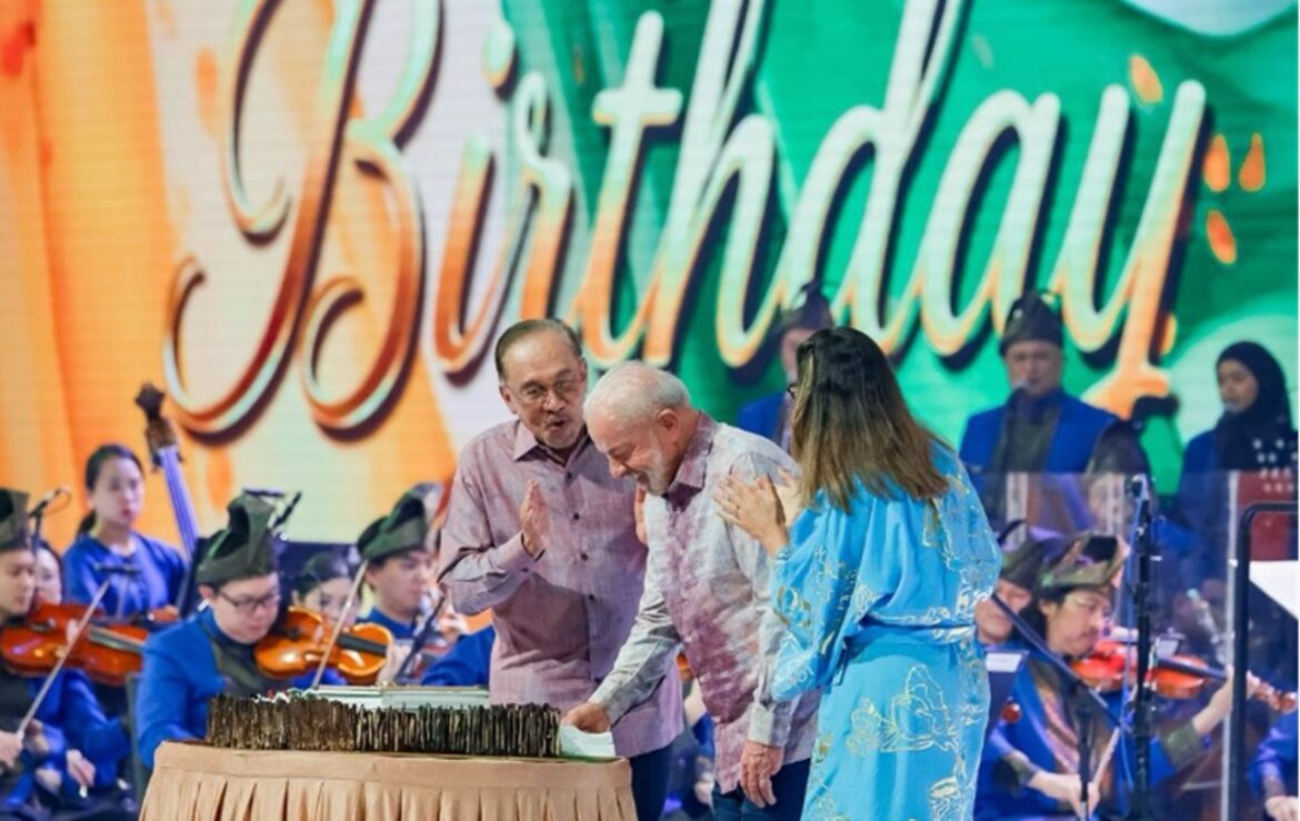 os-dois-bolos-de-aniversario-de-lula-na-malasia