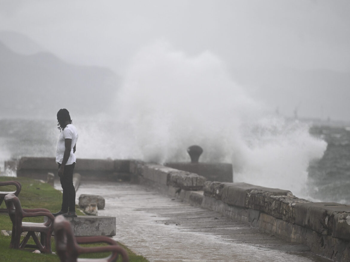 tempestade-do-seculo,-furacao-melissa-pode-atingir-a-jamaica-a-qualquer-momento-e-provocar-situacao-catastrofica-no-pais