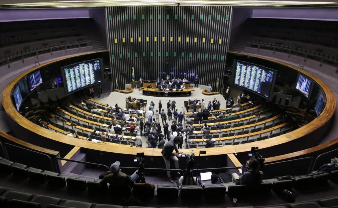 pec-da-reforma-administrativa-e-cavalo-de-troia-que-destroi-o-servico-publico,-diz-confederacao