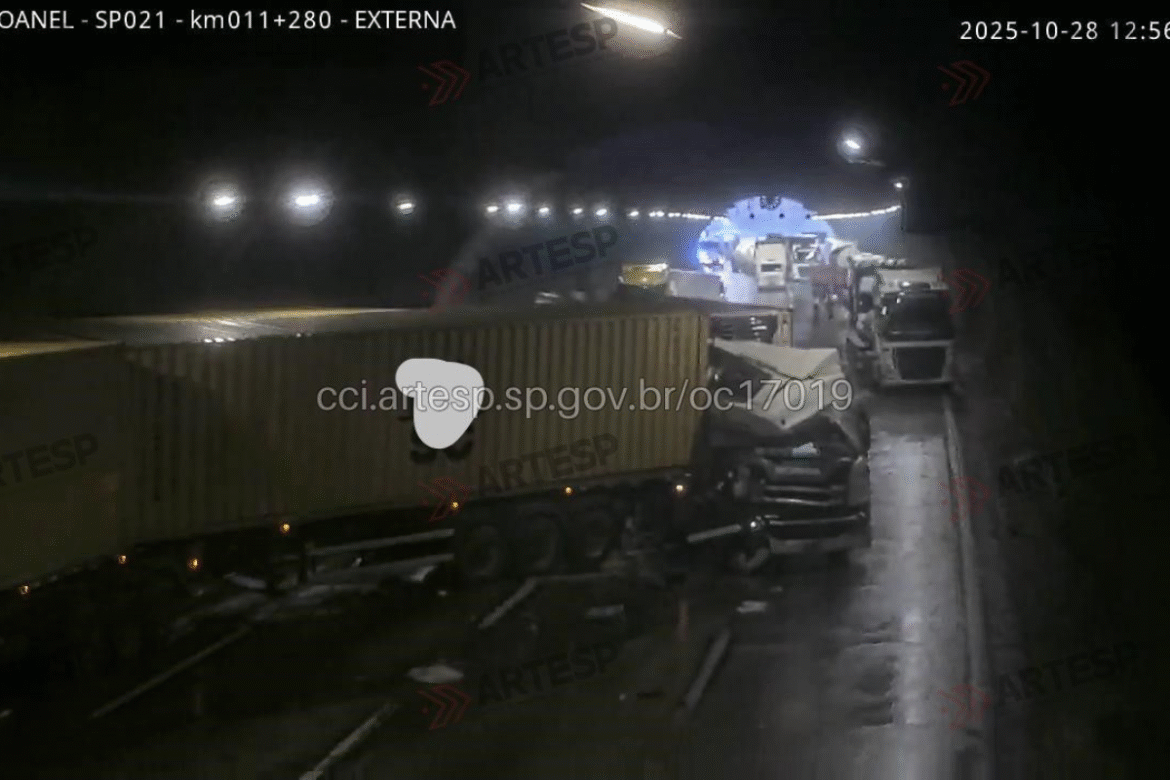 engavetamento-no-rodoanel:-vaza-carga-toxica-de-carreta-presa-em-tunel